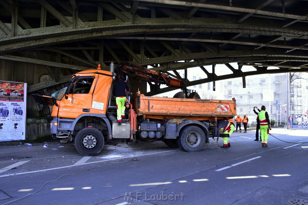 LKW blieb unter Bruecke haengen Koeln Deutz Deutz Muelheimerstr P106.JPG - Miklos Laubert